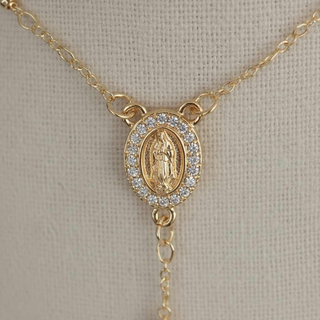 Detalle medalla Virgen María