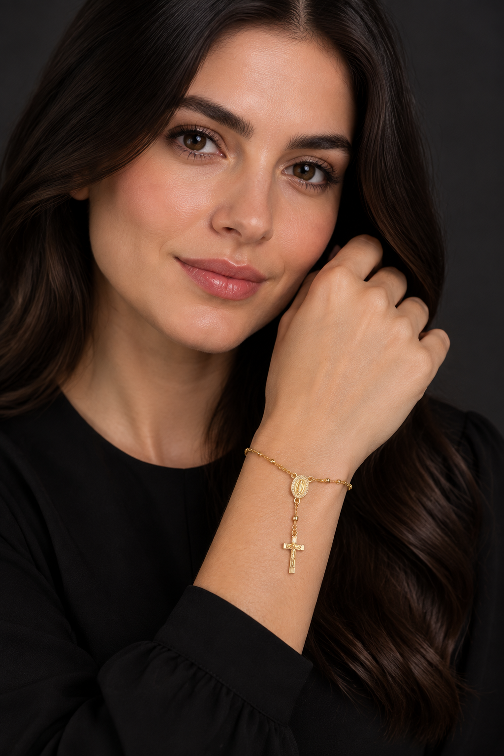 Modelo con rostro visible y pulsera Rosario