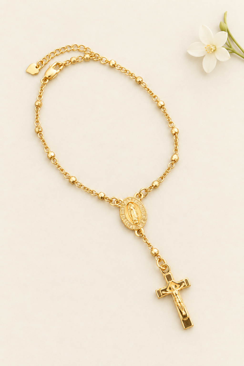 Pulsera rosario en diagonal con flor blanca